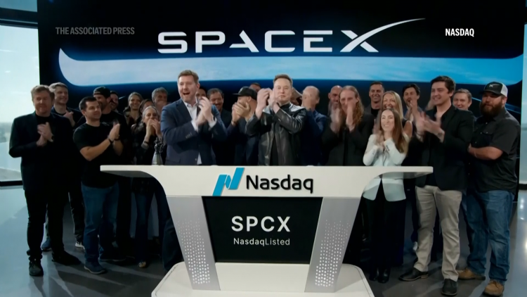 SpaceX tạo cơn địa chấn trên Phố Wall với màn IPO lịch sử