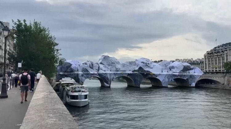 Paris gây sốt với hang động nhân tạo khổng lồ trên cầu Pont Neuf lịch sử