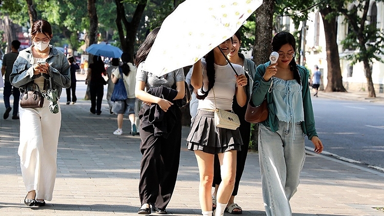 Dự báo thời tiết ngày 5/6: Bắc Bộ có mưa dông cục bộ, Trung Bộ tiếp diễn nắng nóng gay gắt