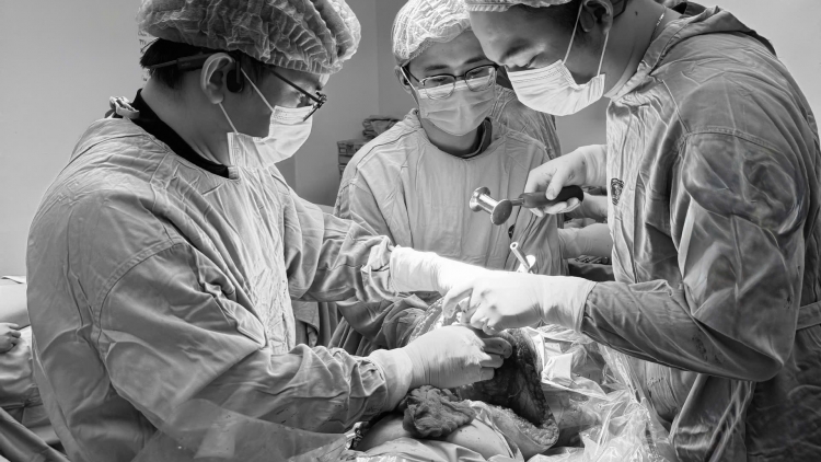 Người bệnh ung thư phổi giai đoạn 4 di căn được các thầy thuốc cứu chữa đôi chân