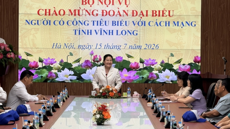 Thứ trưởng Bộ Nội vụ Nguyễn Thị Hà tiếp đoàn đại biểu người có công tỉnh Vĩnh Long