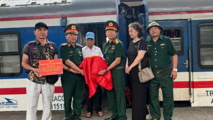 Hành trình tri ân trên những chuyến tàu: Đưa các anh hùng liệt sĩ trở về với quê hương