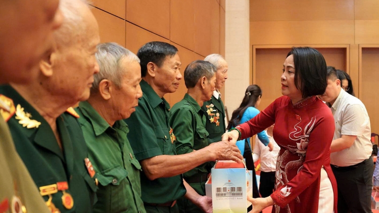 Phó chủ tịch Quốc hội Nguyễn Thị Thanh gặp mặt các đại biểu người có công