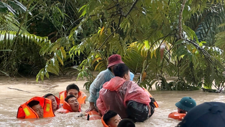 Vùng 5 Hải quân hỗ trợ người dân vùng ngập lụt tại Phú Quốc