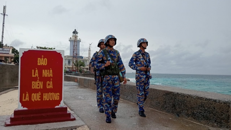 Cán bộ chiến sĩ Trường Sa bảo vệ vững  chắc chủ quyền biển đảo, hỗ trợ ngư dân vươn khơi bám biển