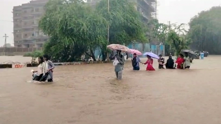 Ấn Độ: Mumbai ngập trong mưa lớn, hàng loạt chuyến bay bị ảnh hưởng