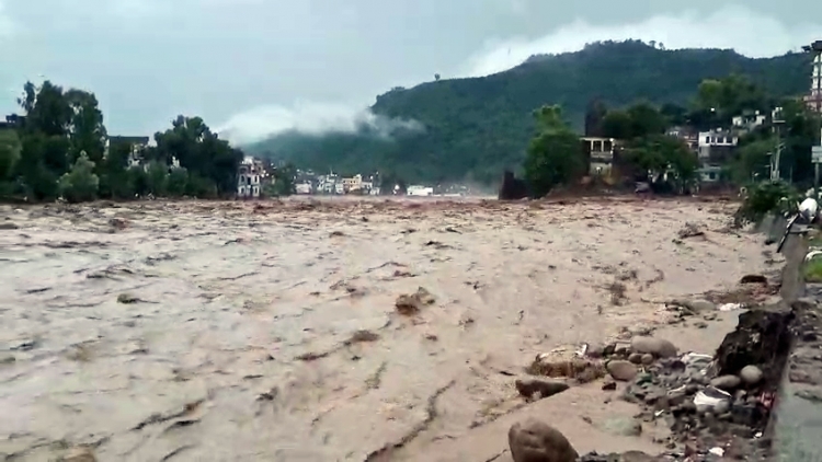 Mưa lũ và sạt lở đất hoành hành tại Ấn Độ, Nepal