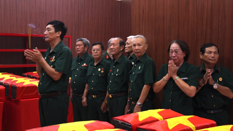 Dòng người lặng lẽ nối dài viếng anh hùng liệt sĩ tại công viên Lê Thị Riêng
