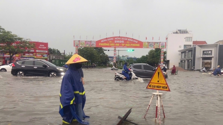 Hải Phòng: Mưa lớn lúc rạng sáng, nhiều tuyến đường ngập 20-50cm