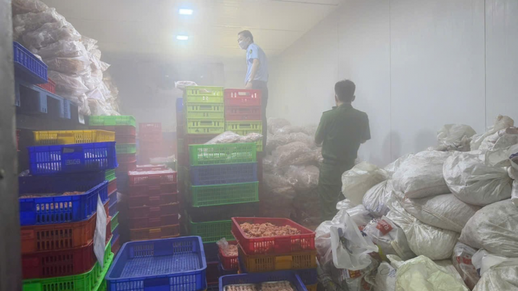 Cần Thơ, phát hiện gần 8 tấn chân gà không rõ nguồn gốc, hết hạn sử dụng