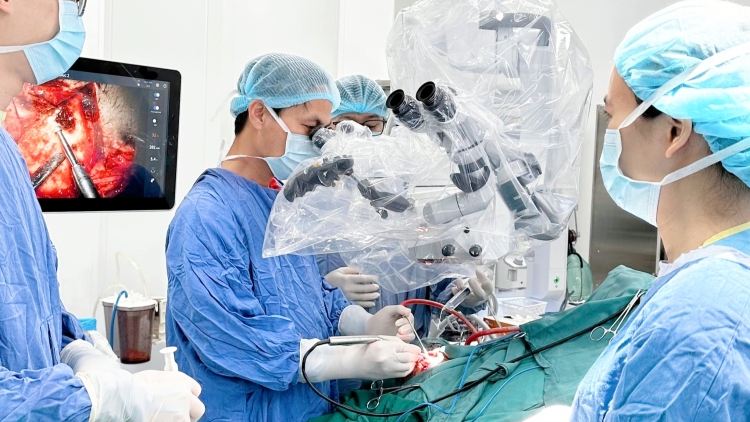 Cấp cứu người bệnh đa chấn thương nguy kịch trong đêm trực đầu tiên tại Bệnh viện Hữu nghị Việt