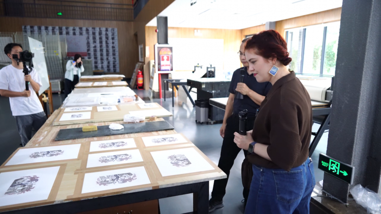 Quan Lan: Giữ làng cổ bằng nghệ thuật bản họa