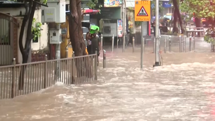 Mưa gió mùa gây ngập lụt, tê liệt nhiều tuyến đường tại Mumbai