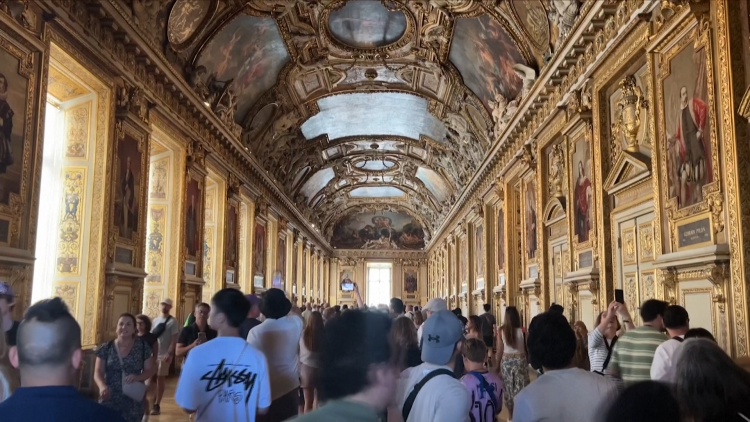 Bảo tàng Louvre của Pháp mở cửa trở lại sau 9 tháng đóng cửa do vụ trộm