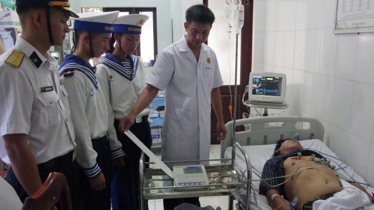 Quân y Trường Sa cấp cứu kịp thời ngư dân bị tắc mật 