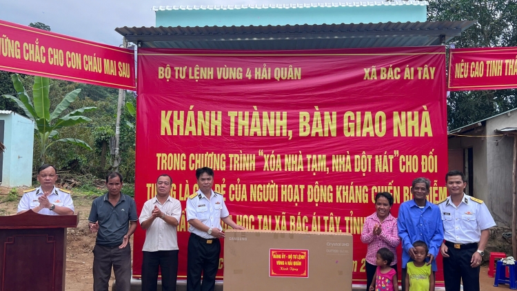 Vùng 4 Hải quân chung tay xóa nhà tạm cho gia đình chính sách