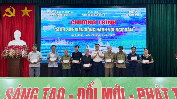 Vùng Cảnh sát biển 1 đồng hành cùng ngư dân và nhân dân xã Nam Xang, Ninh Bình
