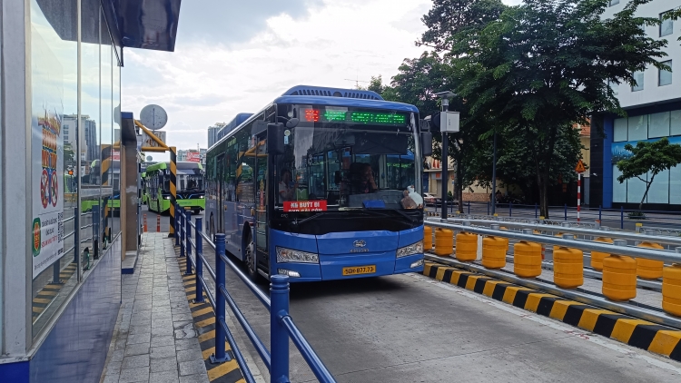 Đi xe buýt miễn phí, niềm vui của người lao động ở TP.HCM