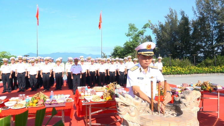 Vùng 4 Hải quân dâng hương tưởng niệm các anh hùng liệt sĩ Gạc Ma