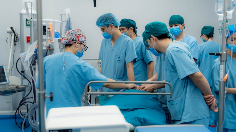 Bệnh viện Nhi Hà Nội cấy điện cực ốc tai điện tử thành công cho bệnh nhi bị điếc bẩm sinh
