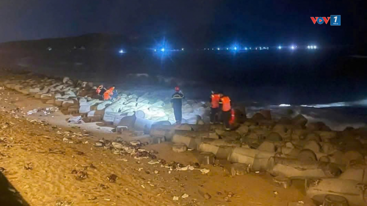 Tìm thấy thi thể cháu bé mất tích trong vụ 3 người bị sóng cuốn trôi ở Quảng Ngãi