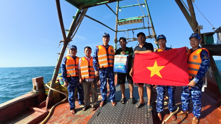 Cảnh sát biển tuyên truyền chống khai thác IUU cho ngư dân trên vùng biển Phú Quý