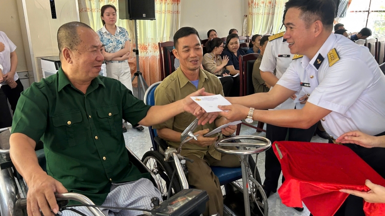 Hải đoàn 129 Hải quân thăm, tặng quà thương binh, người có công