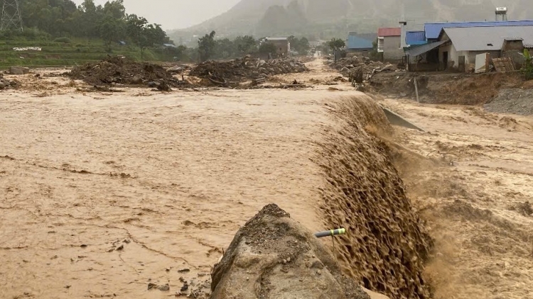 Trang bị kỹ năng ứng phó lũ quét, sạt lở đất: Giảm thiểu rủi ro từ sớm 