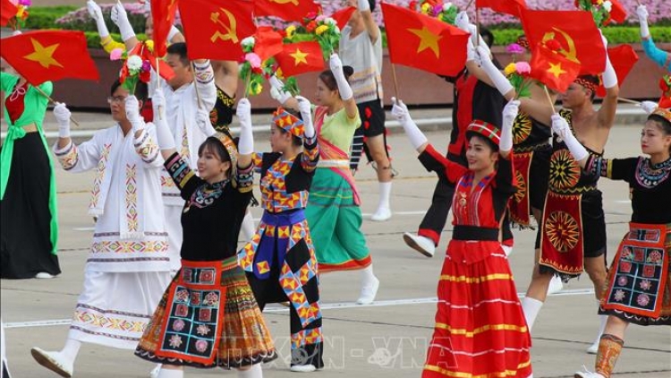 Lấy con người làm trung tâm, lấy văn hóa làm nền tảng phát triển