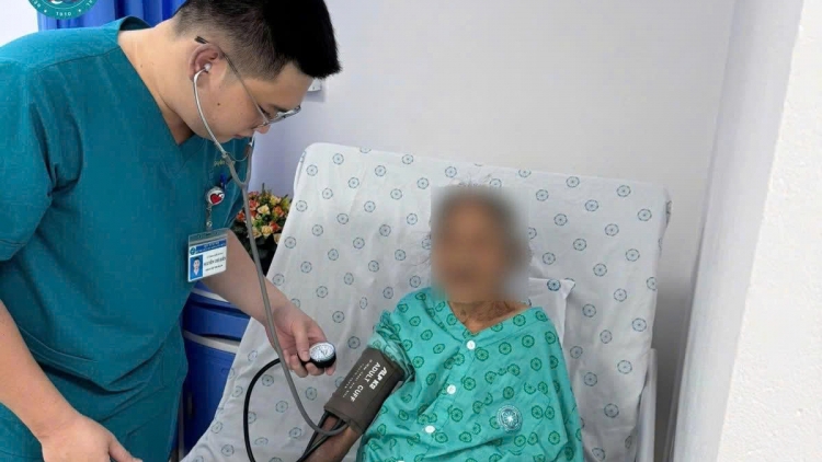 Các thầy thuốc BV Đa khoa Hà Đông cấp cứu thành công cho cụ bà 99 tuổi bị nhồi máu cơ tim cấp 