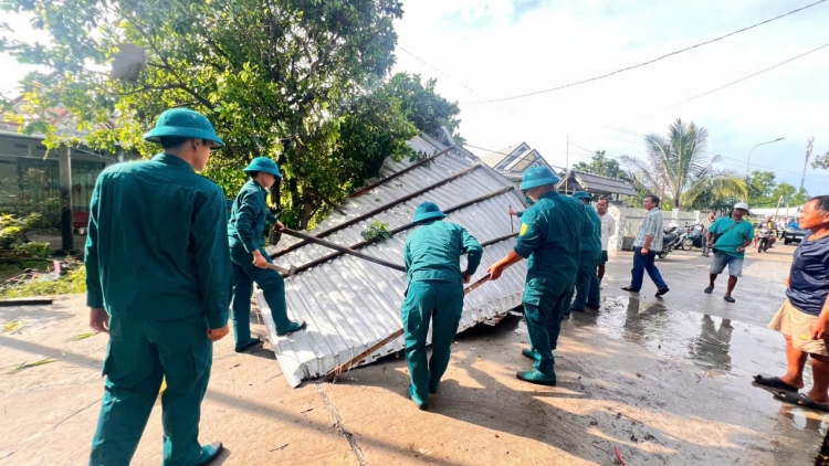 An Giang: Hàng chục cán bộ, chiến sĩ hỗ trợ người dân khắc phục thiệt hại do mưa giông