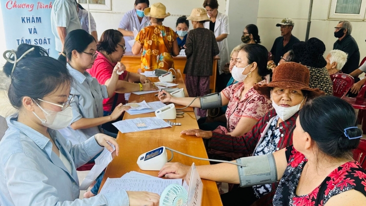 Vùng Cảnh sát biển 3 đồng hành, chăm sóc sức khỏe ngư dân
