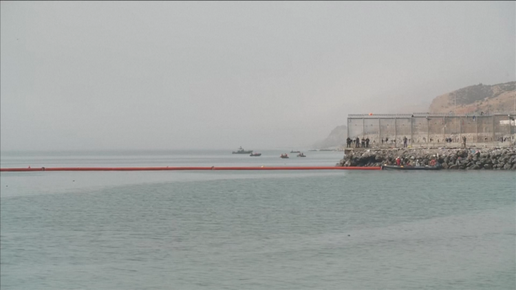 Tây Ban Nha dựng rào chắn nổi ở Ceuta sau vụ vượt biên khiến 67 người thiệt mạng