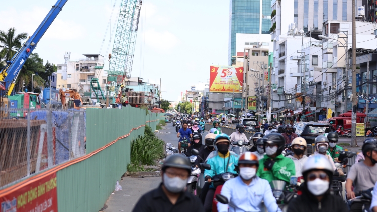 Nhiều tài xế phải quay đầu khi đường Cách Mạng Tháng Tám cấm ô tô