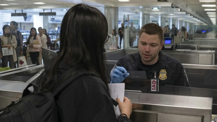 Mỹ siết chặt visa, mở rộng “lưới” kiểm soát nhập cư