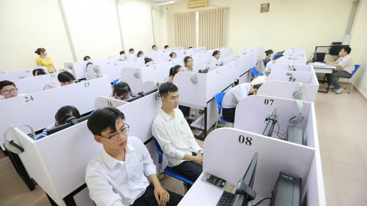 Thời sự 21h30 19/8/2026: Chuẩn bị điều kiện thí điểm thi tốt nghiệp THPT trên máy tính từ năm 2027