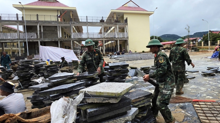 Người lính tham gia xây trường học nơi biên giới Quảng Ngãi