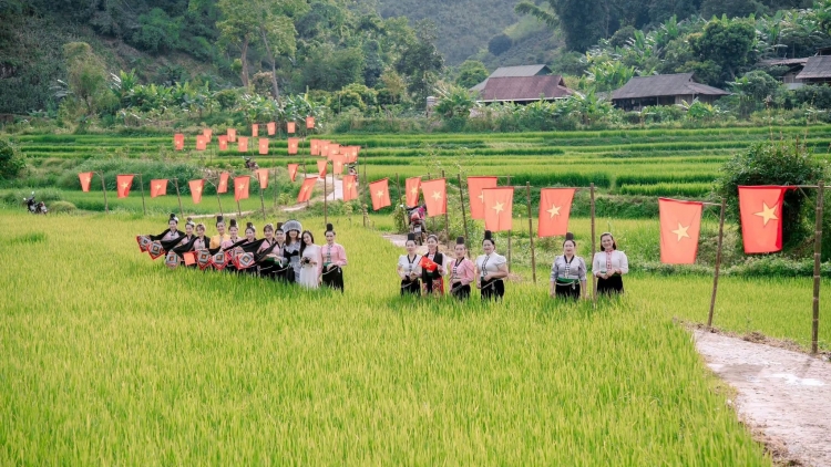 Muổi Nọi rộn ràng chợ phiên Tết Độc lập