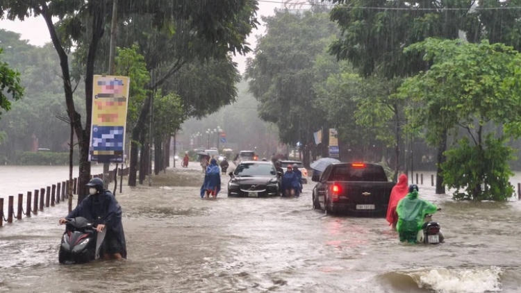 Mưa lớn tiếp tục ở Bắc Bộ, Thanh Hóa và Nghệ An đêm nay, nhiều xã phường có khả năng ngập