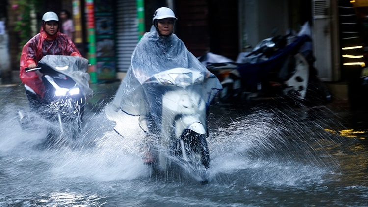 Dự báo thời tiết ngày 14/9: Áp thấp nhiệt đới suy yếu, Trung Bộ tiếp tục mưa lớn