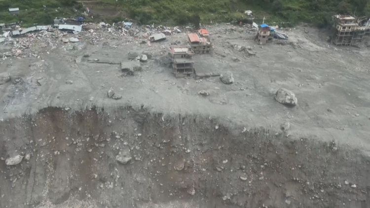 Người phụ nữ được giải cứu sau 10 ngày mắc kẹt trong đống đổ nát ở Nepal