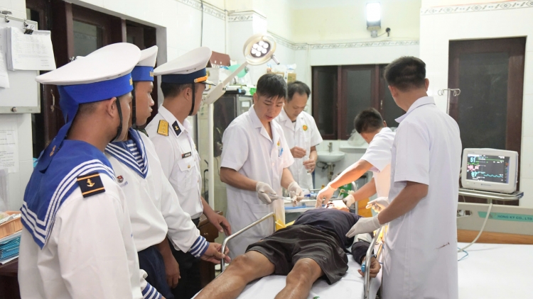Quân y Trường Sa cấp cứu ngư dân chấn thương sọ não nặng