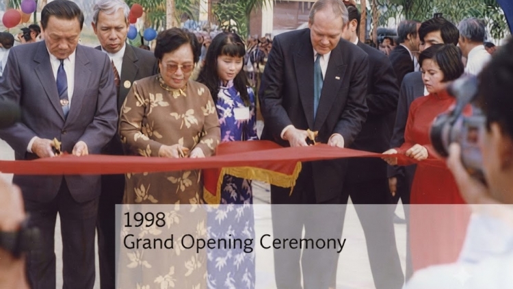 Nửa vòng trái đất - một ngôi làng