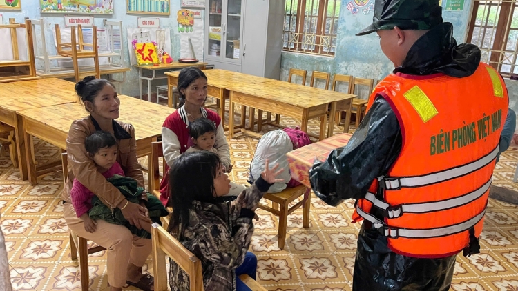 Mưa lớn gây ngập, sạt lở, chia cắt nhiều tuyến đường ở Quảng Trị