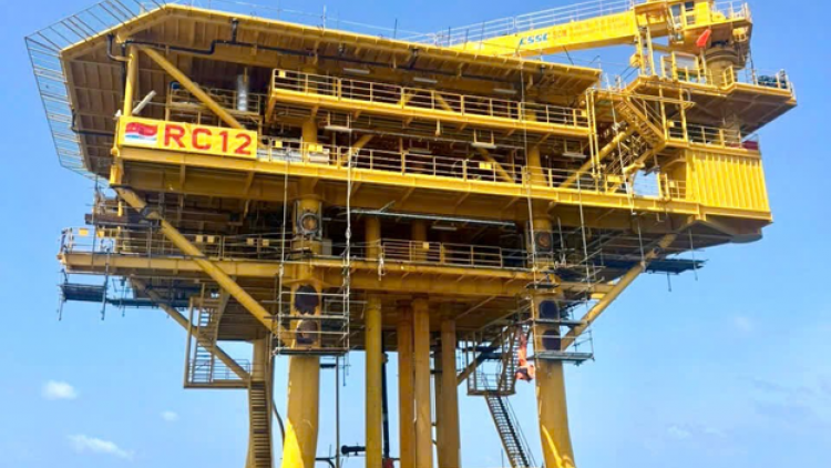 Vietsovpetro đón dòng dầu đầu tiên từ giàn RC12