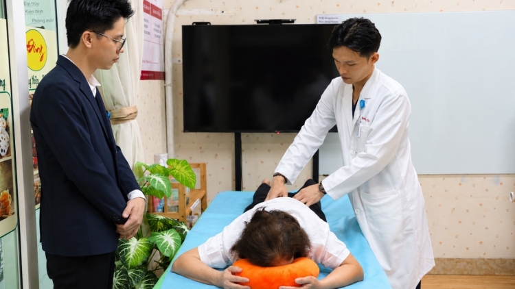 Người cao tuổi khó đi lại, Đông y tìm cách đến tận nhà