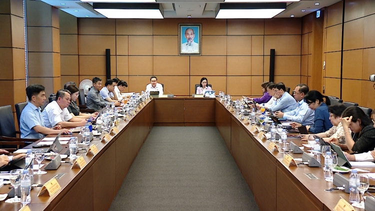   Quản lý chặt chẽ giá thuốc và trang thiết bị