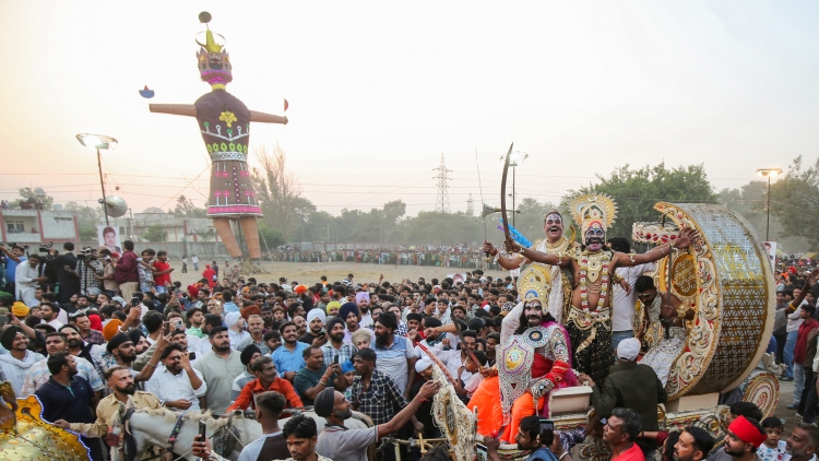 Ấn Độ rộn ràng đón lễ Dussehra, tôn vinh chiến thắng của cái thiện