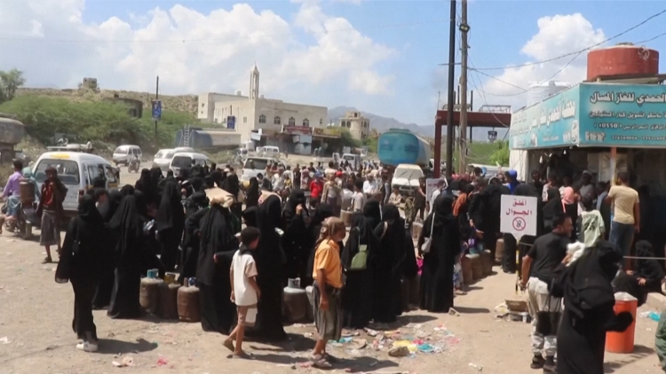 Người dân thành phố Taiz, Yemen chật vật xếp hàng dài chờ mua khí đốt