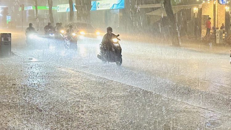 Mưa lớn dồn dập, Huế và Đà Nẵng có nơi trên 600 mm